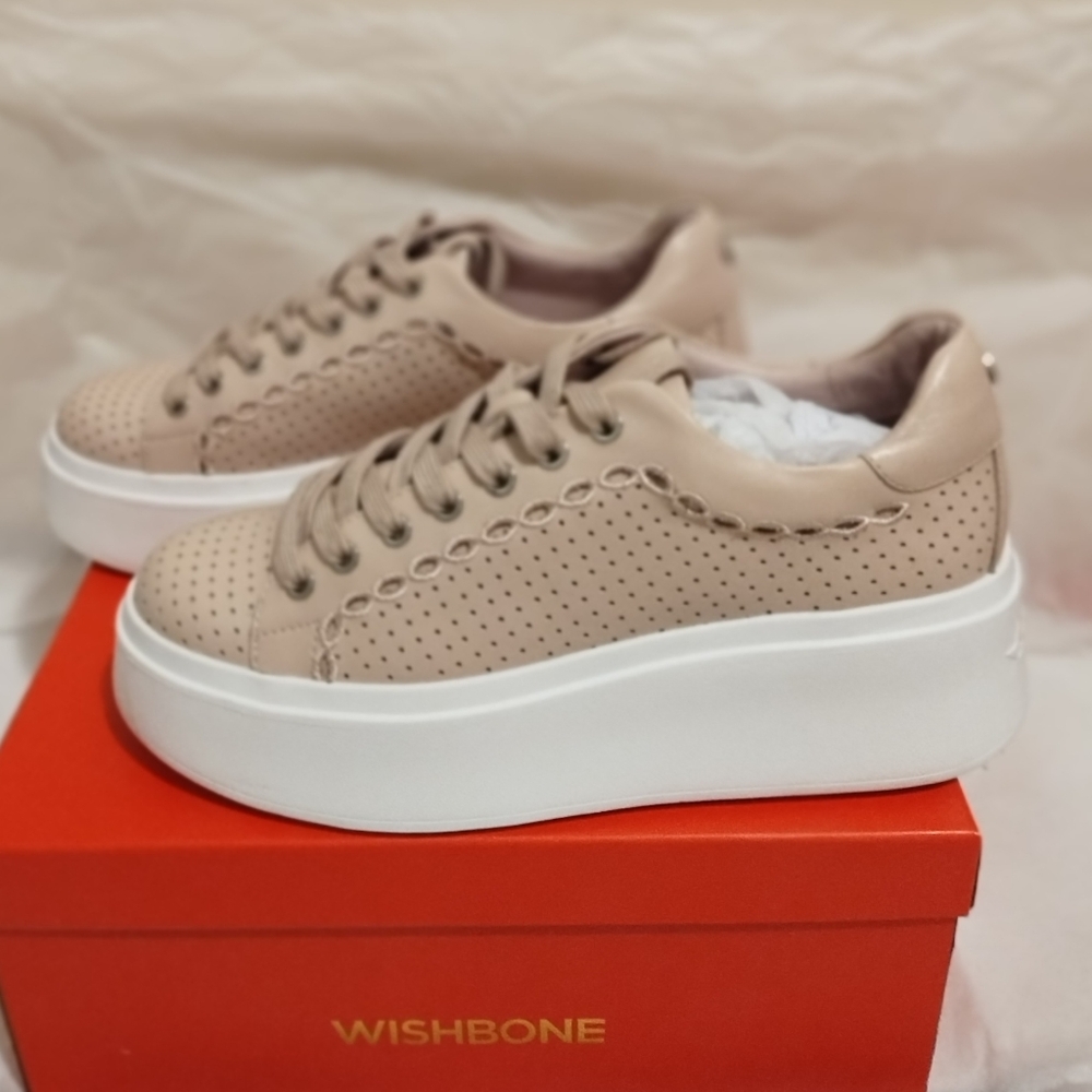 Comfy Summer Ecco Leather Sneakers. Colour Light Pink